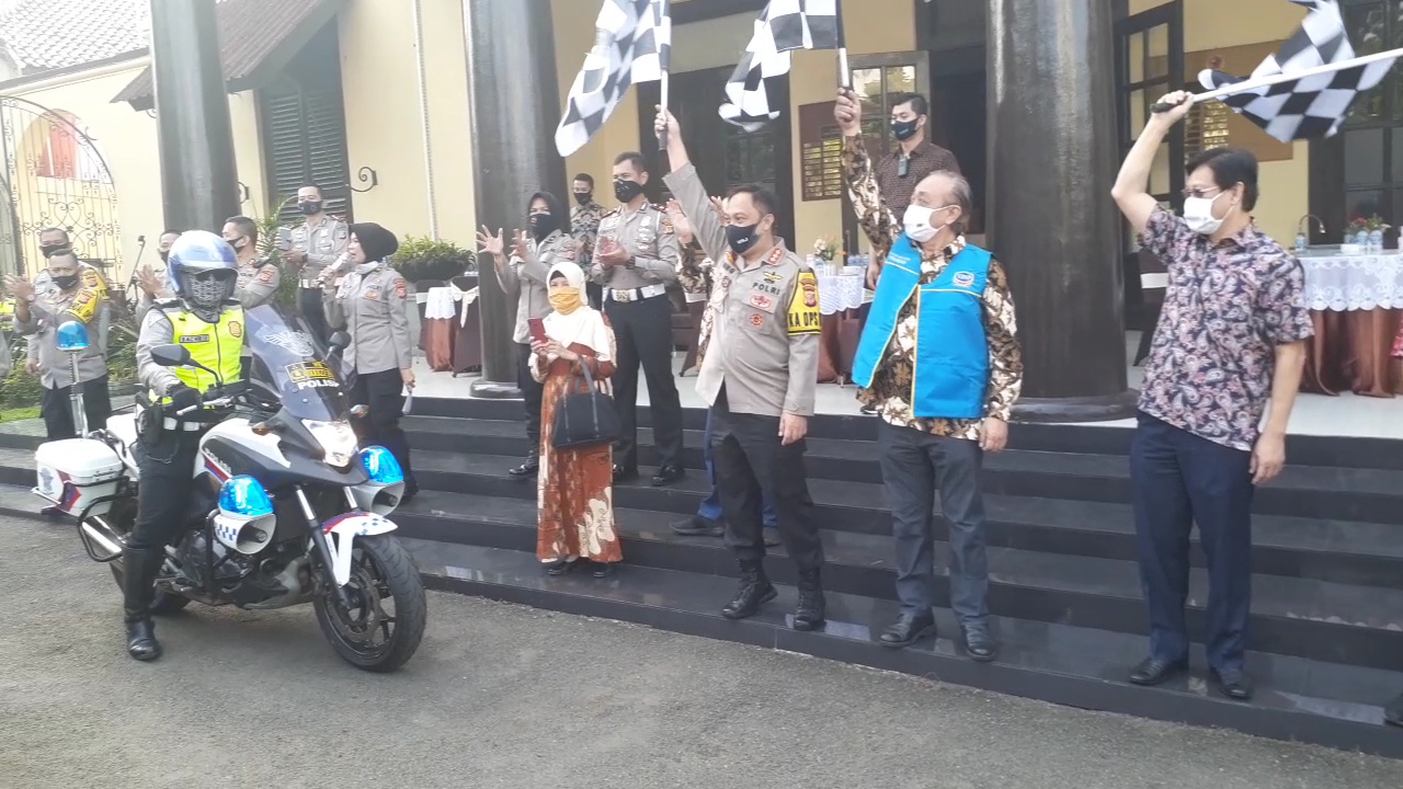 Polrestabes Bandung Polda Jabar  Bagikan 1500 Paket Sembako Kepada Babhinkamtibmas, Babinsa TNI AD Dan TNI AU